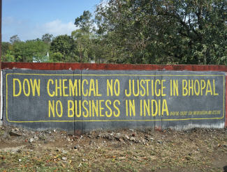 Protesting Dow and Union Carbide in India PHOTO Jean-Pierre Dalbéra