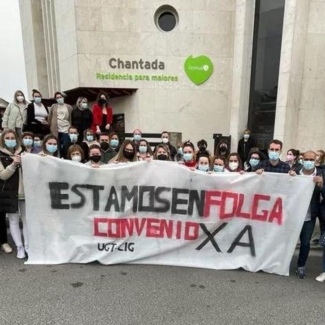 Trabajadores de la residencia de mayores de Chantada, en la concentración de este viernes PHOTO CIG