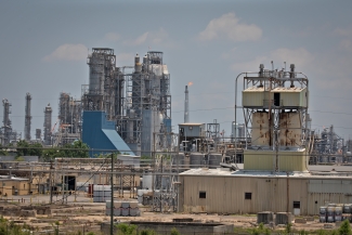 Union Carbide (Dow) Facilities in Louisiana's 'Cancer Alley' - Photographer Julie Dermansky 4